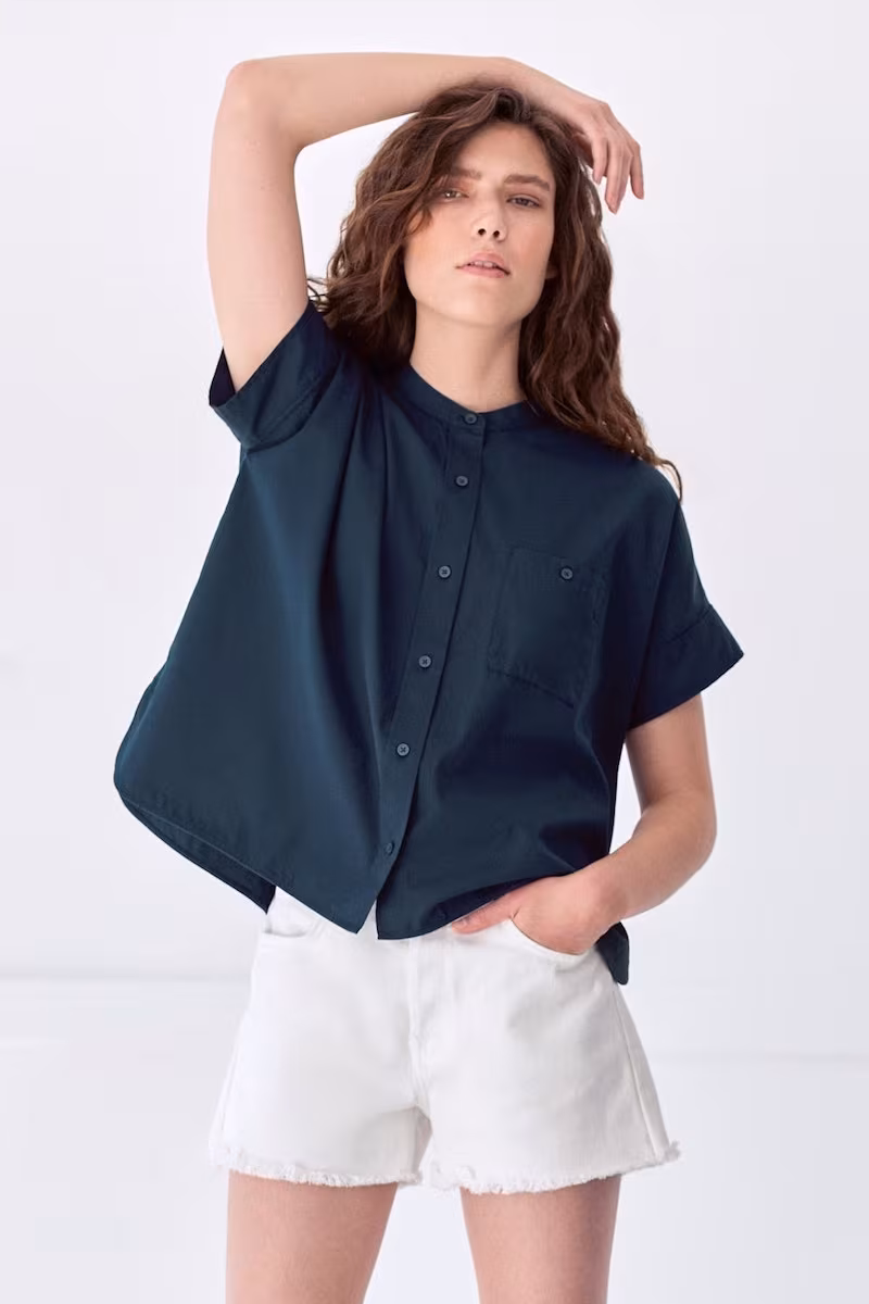 Everlane The Light Oxford Collarless Short-Sleeve Square Shirt in Navy