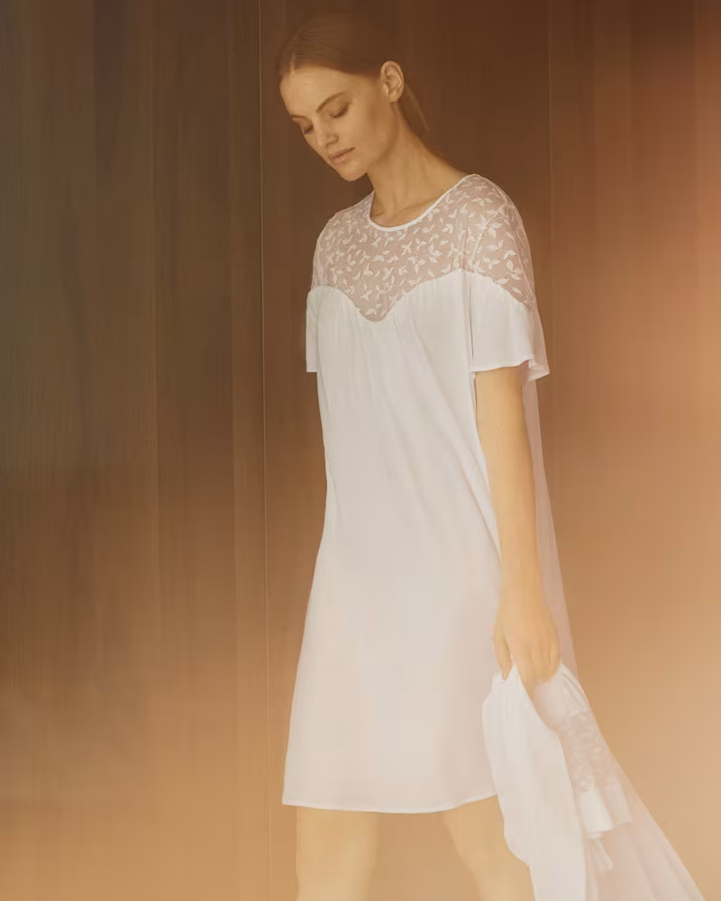 Hanro Iris Lace-Yoke Short Nightgown